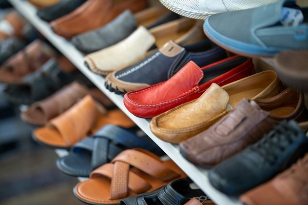 Découvrez les chaussons cuir homme alliant confort et style